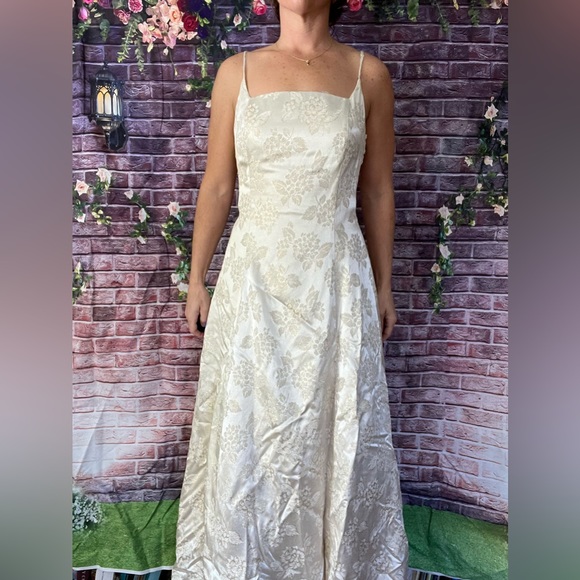 Vintage Lace-up Tulle Underlay Gown - Picture 3 of 9